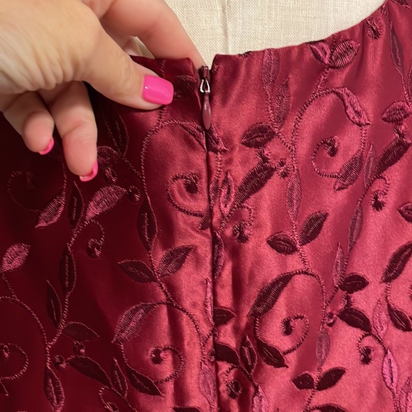 NWT Formal women’s sleeveless top tank embroidered zippered satin wine red 2X - Picture 6 of 10